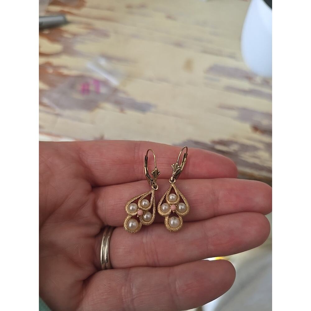 Vintage Avon Gold Tone Faux Pearl Pink Bead Dangle Earrings Leverback Ornate VTG - Picture 2 of 4